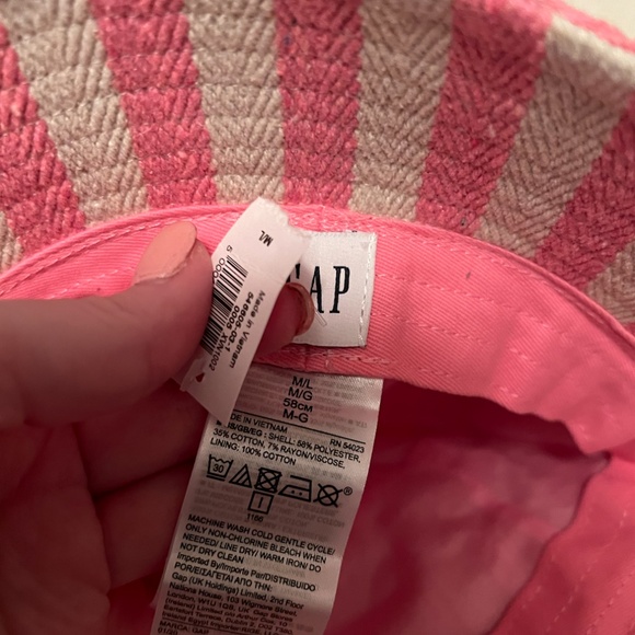 NWT: gap canvas bucket hat - Picture 3 of 3